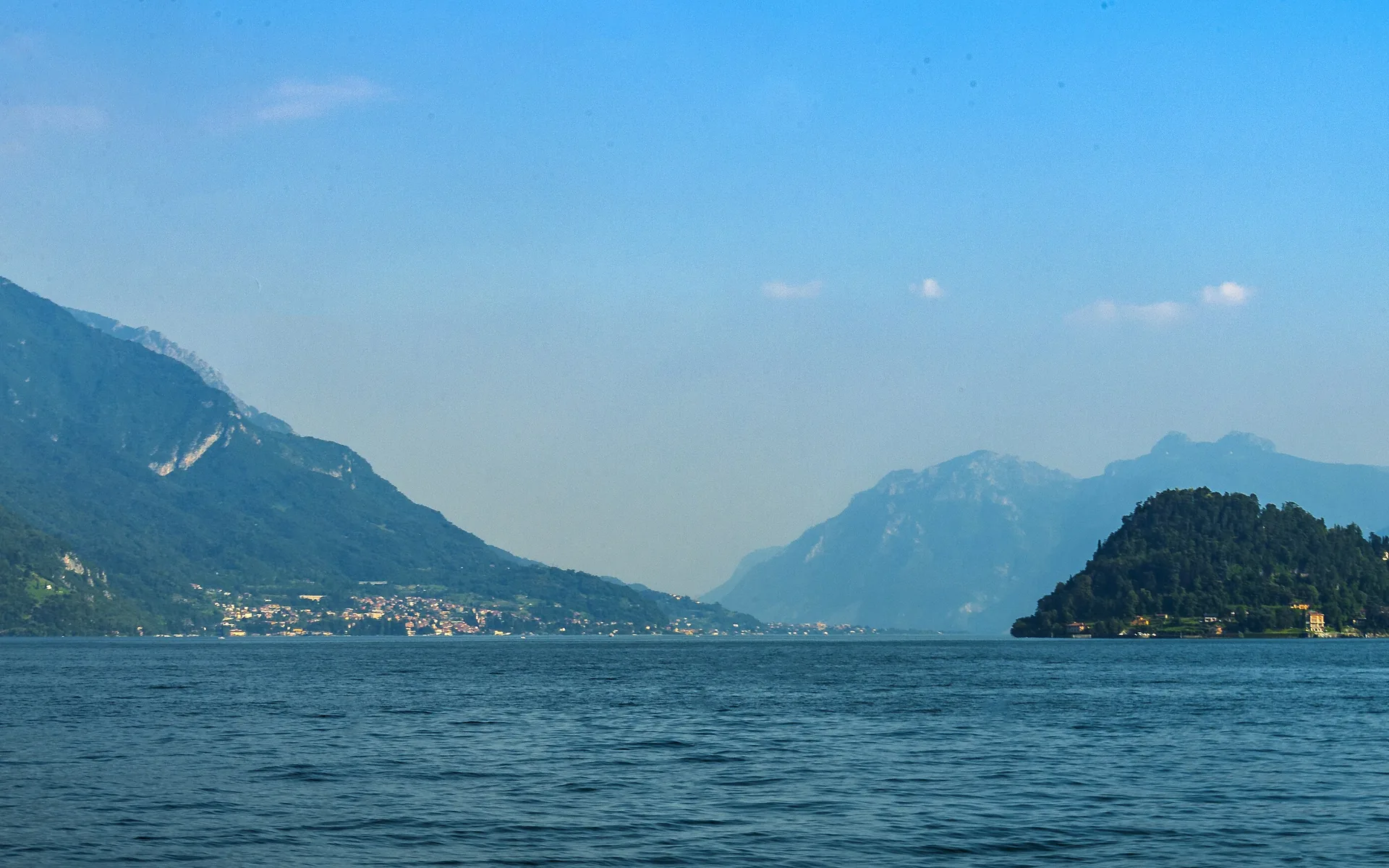 Bellagio na rozeklaném břehu jezera Como s horami v pozadí, Itálie