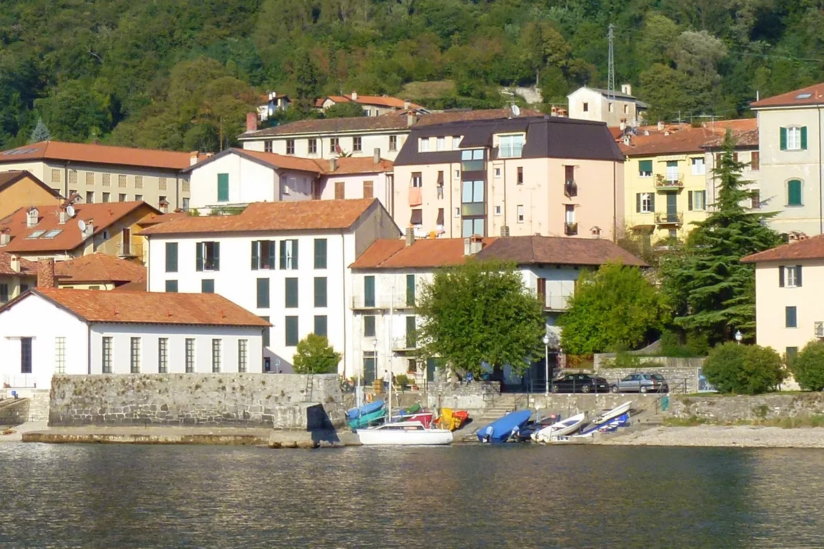 Jezero Como viděné z vody, v pozadí hory, Itálie
