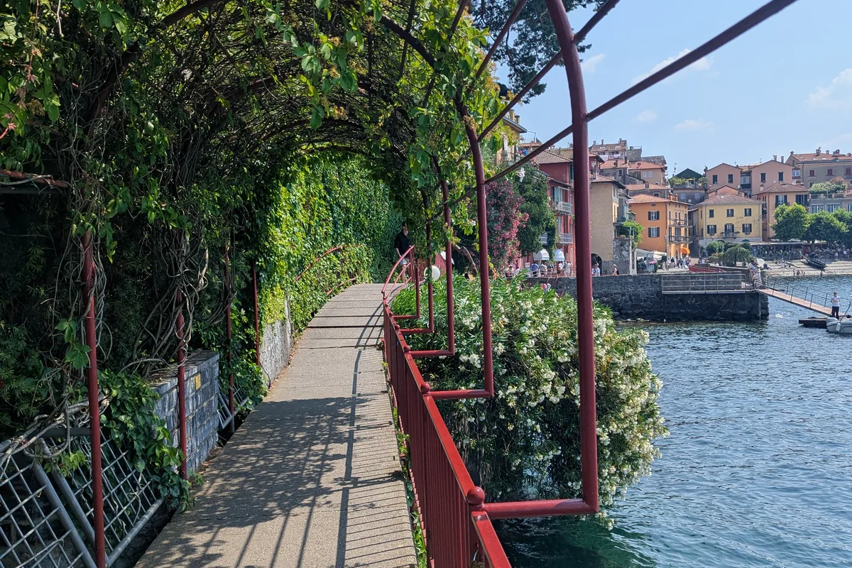 Promenáda Lovers' Walk u břehu Varenny na jezeře Como v Itálii