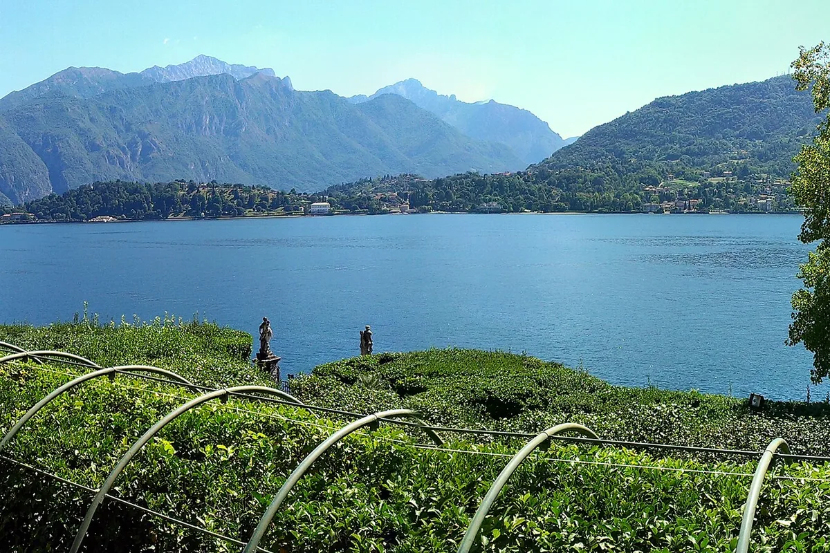 Zahrada a výhled na jezero ve Villa Carlotta, Tremezzo, jezero Como, Itálie